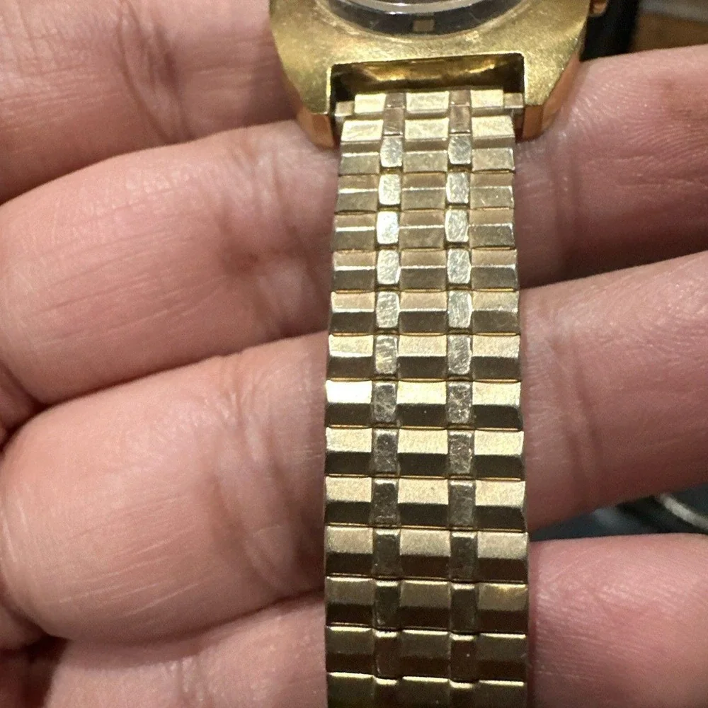 Working Vintage‎ 1970s TIMEX Women's 30mm Black Face Oval Mechanical Watch Gold